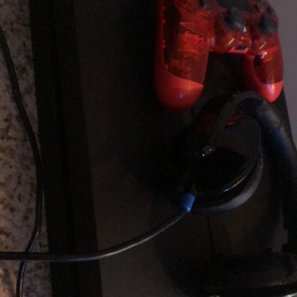 PS4 with controller & mic - Picture 4 of 4